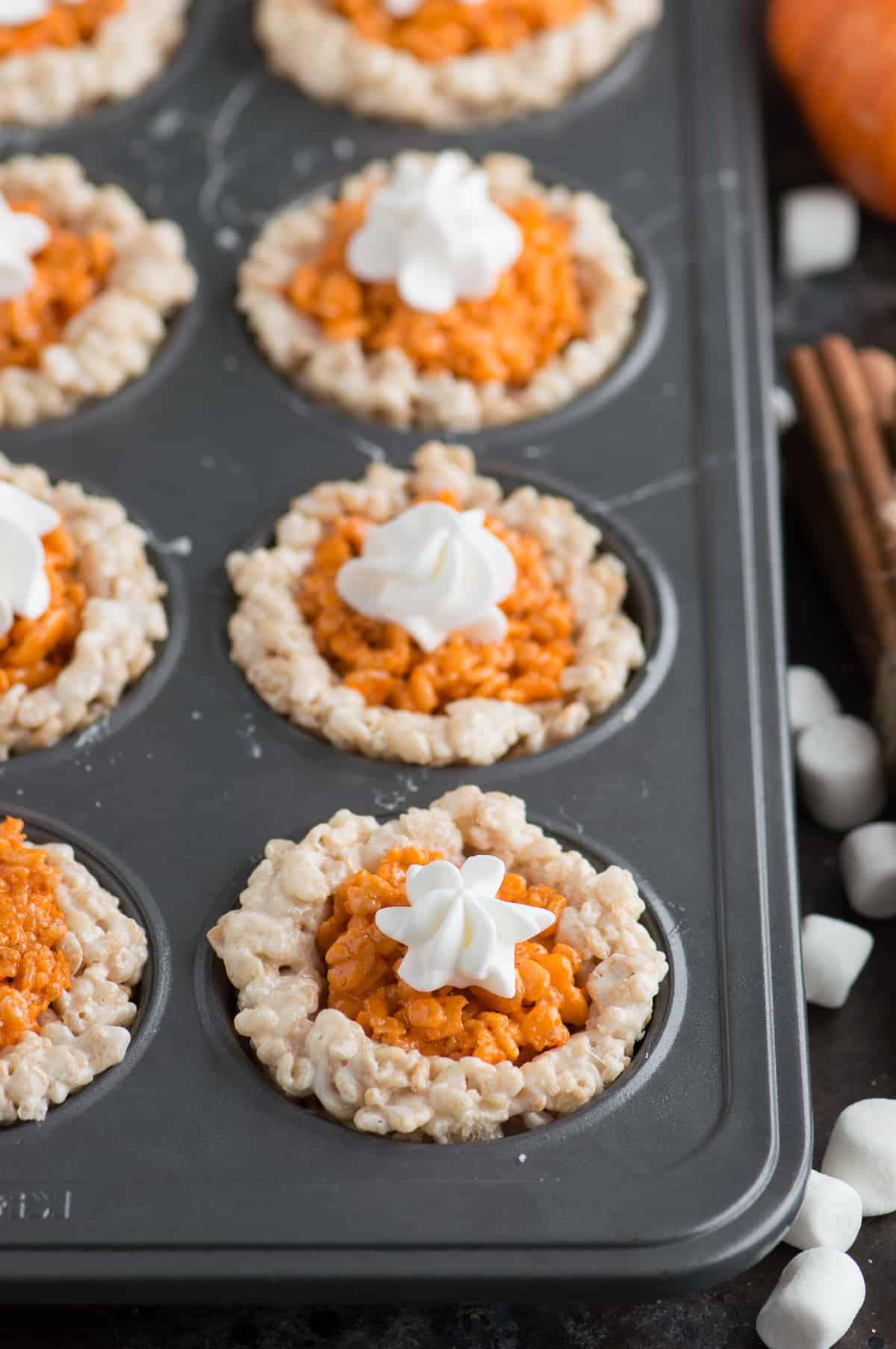 **Mini Dolcetti di Riso Soffiato Gusto Torta di Zucca** 2 Dolcetti Rice Krispies a forma di mini crostatine di zucca in uno stampo per muffin in metallo