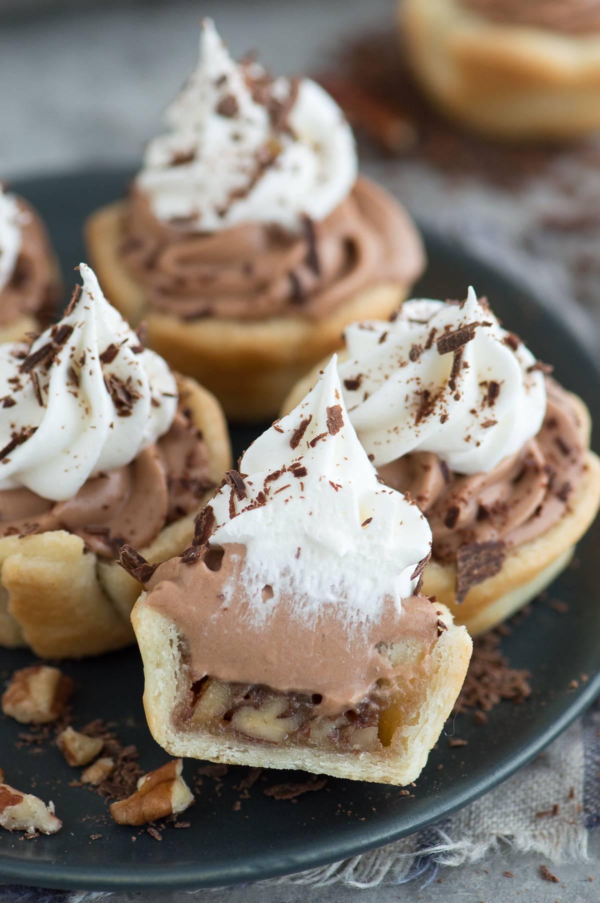 **Mini Bocconcini di Torta alle Noci Pecan e Cioccolato Vellutato** 2 Mini tortine noci pecan e cioccolato silk, il dessert perfetto da gustare in un boccone!