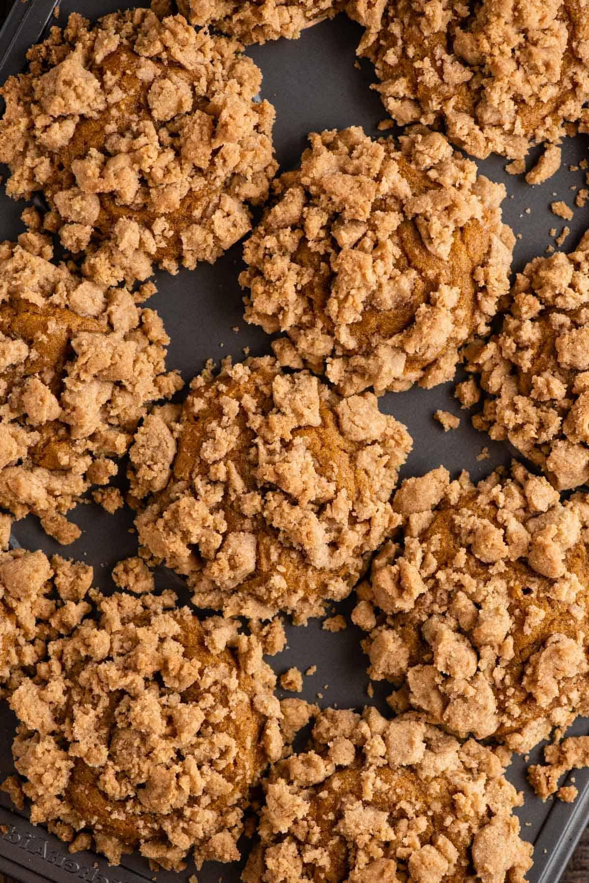 Muffin alla Zucca e Streusel Senza Glutine 2 Muffin di zucca senza glutine con topping di streusel allineati in una teglia per muffin