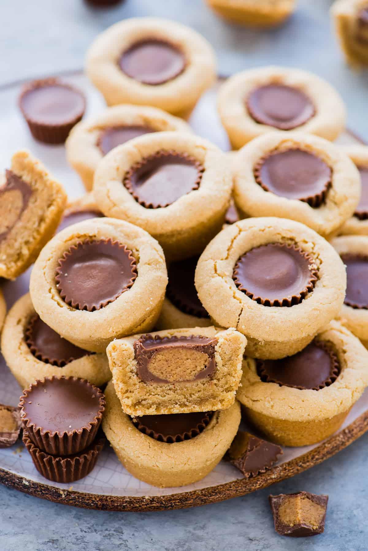 Biscotto al Burro d'Arachidi e Cioccolato 2 Biscotti al burro d'arachidi con cuore di Reese's
