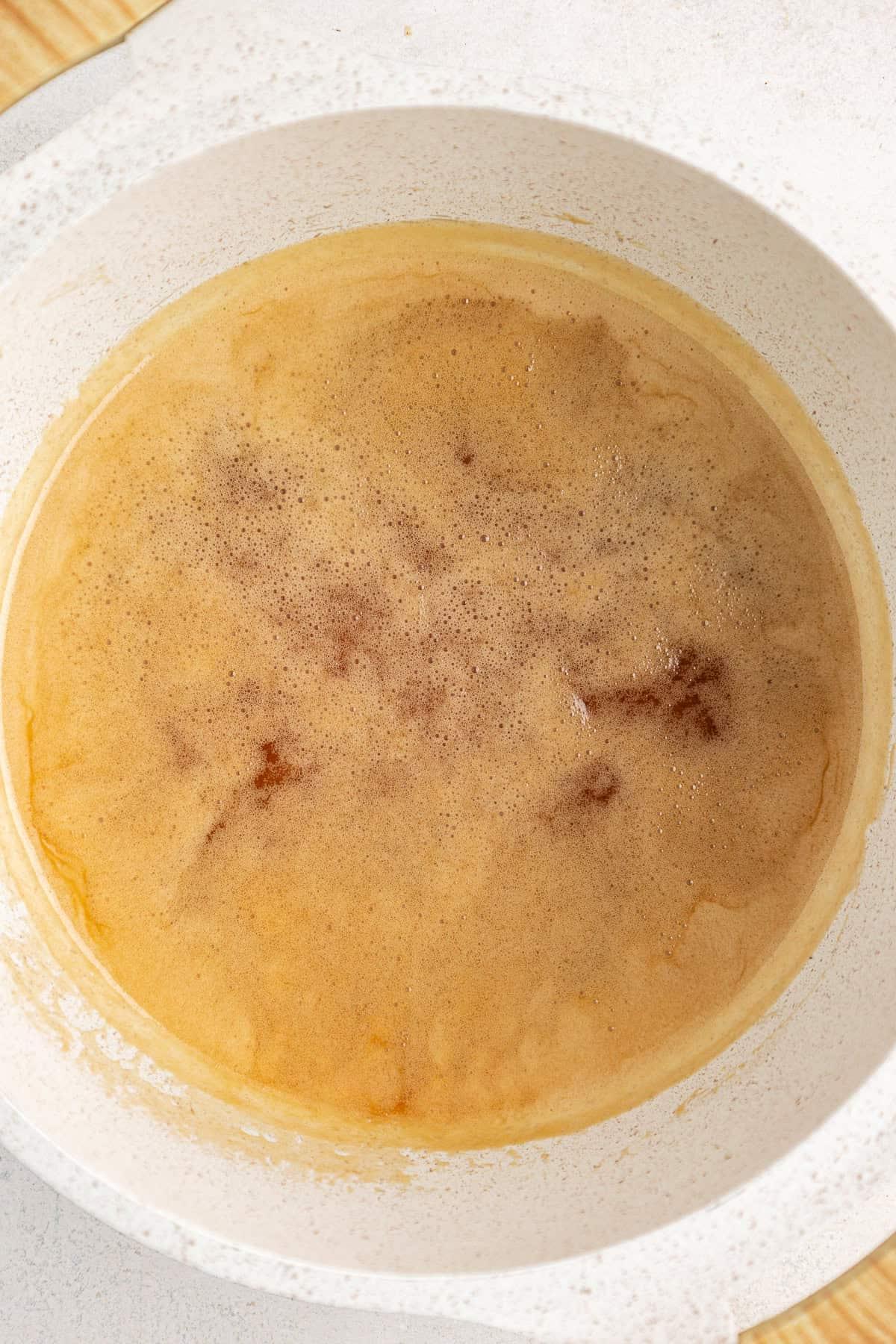 La Migliore Ricetta per Cheesecake alla Torta Pecan 11 Miscela liquida per il ripieno di noci pecan in un pentolino