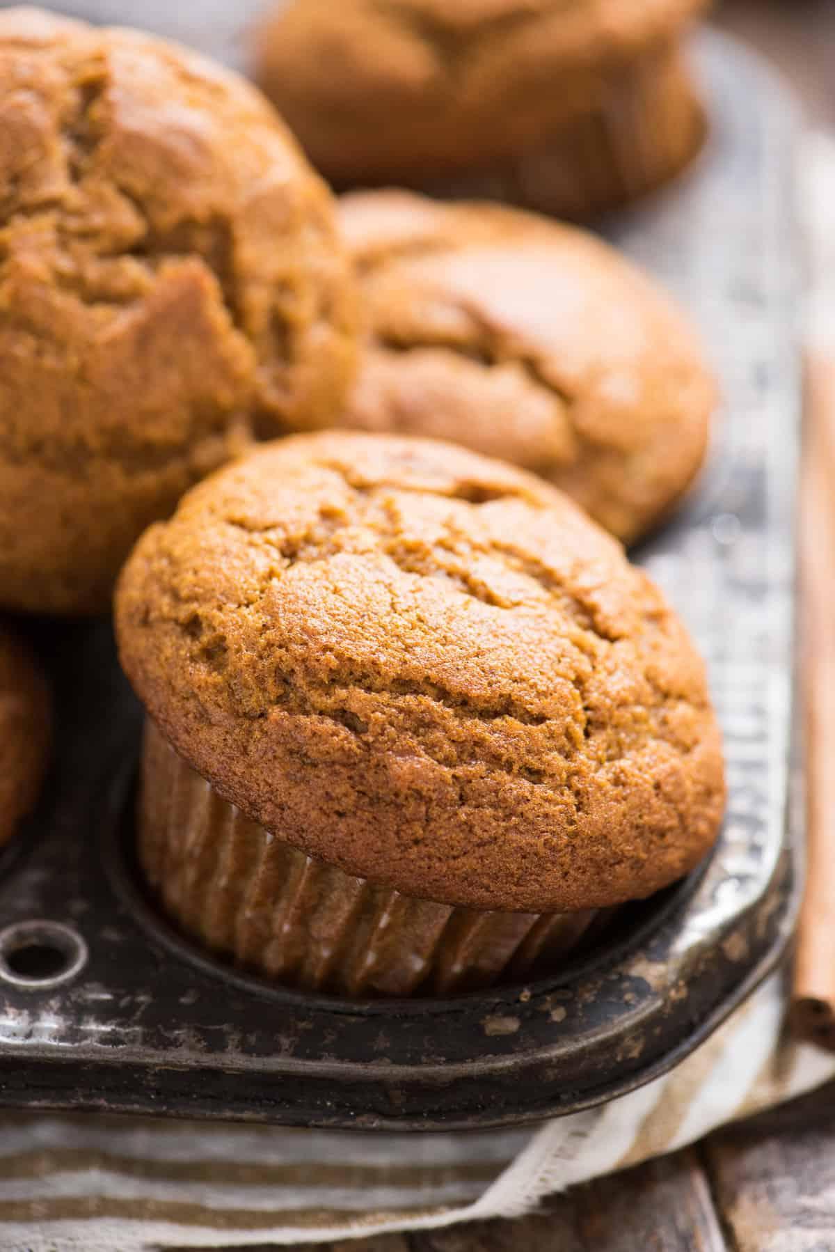 Muffin alla Zucca e Streusel Senza Glutine 12 Muffin di zucca senza glutine in una teglia di metallo