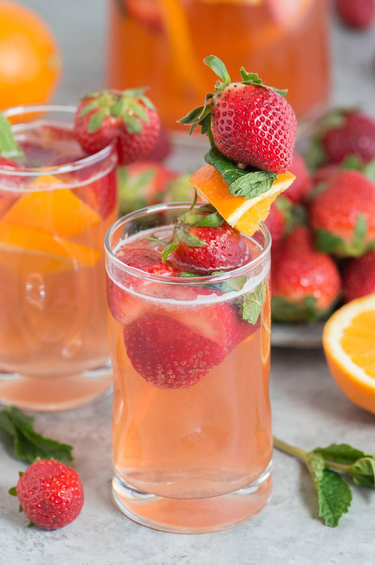 Una sangria alle fragole fatta in casa incredibilmente fruttata e rinfrescante! Raccogli le fragole più succose, un buon vino bianco e pochi altri ingredienti perché vorrai fare questa ricetta ogni singola volta che arriva il caldo e il sole!
