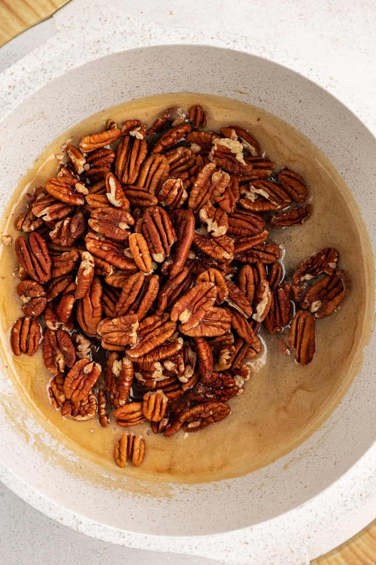 La Migliore Ricetta per Cheesecake alla Torta Pecan 12 Ripieno di noci pecan in cottura in un pentolino