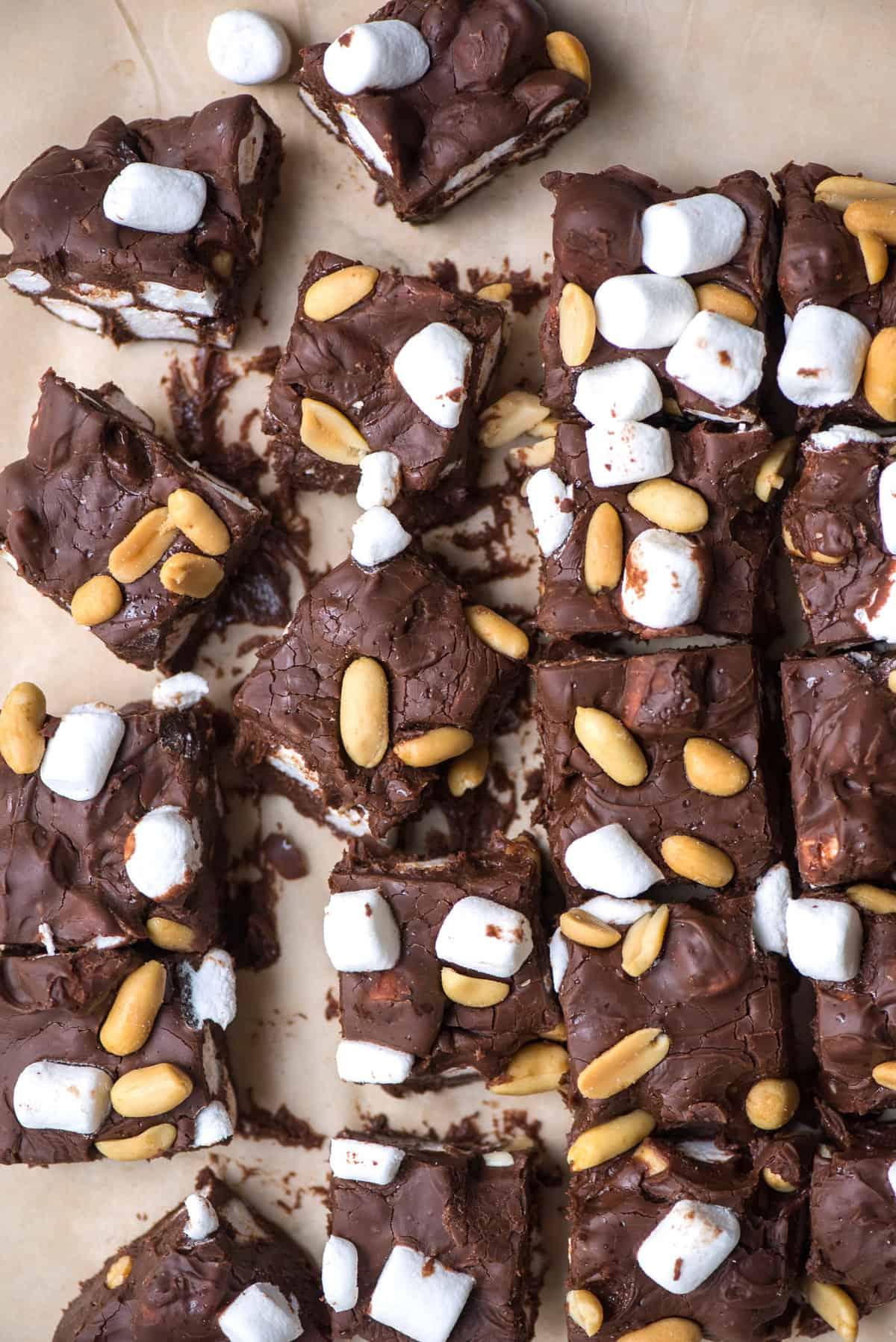 Si può congelare il fudge? 12 rocky road fudge cut into squares arranged on brown parchment paper