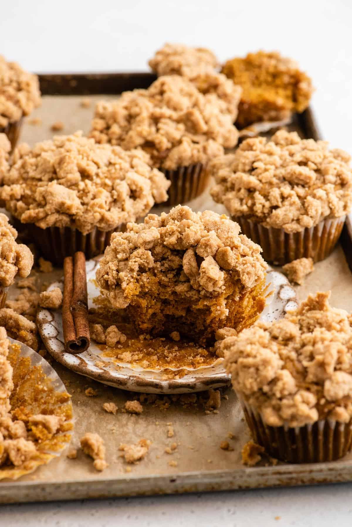 Muffin alla Zucca e Streusel Senza Glutine 13 Muffin di zucca con topping di streusel disposti su una teglia da forno