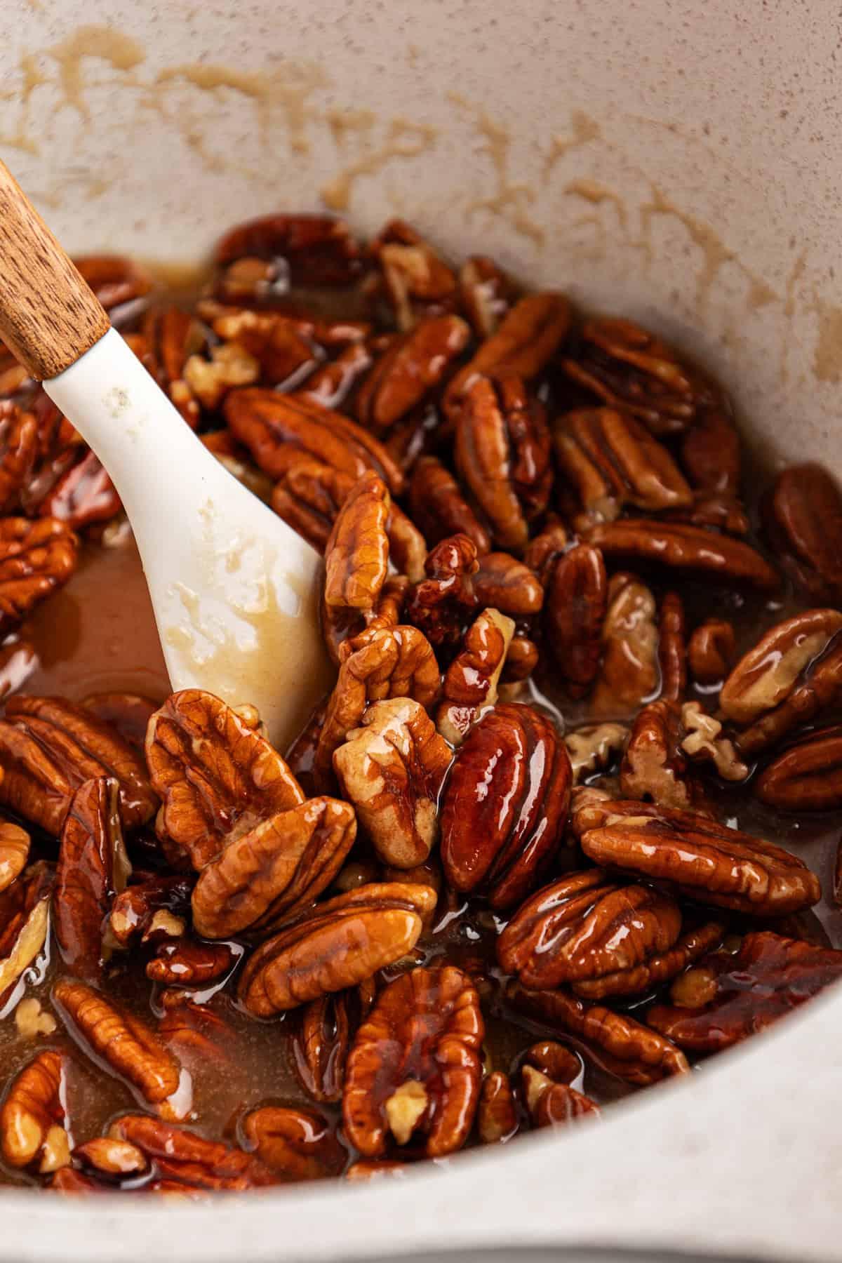 La Migliore Ricetta per Cheesecake alla Torta Pecan 13 Ripieno di noci pecan mescolato in un pentolino