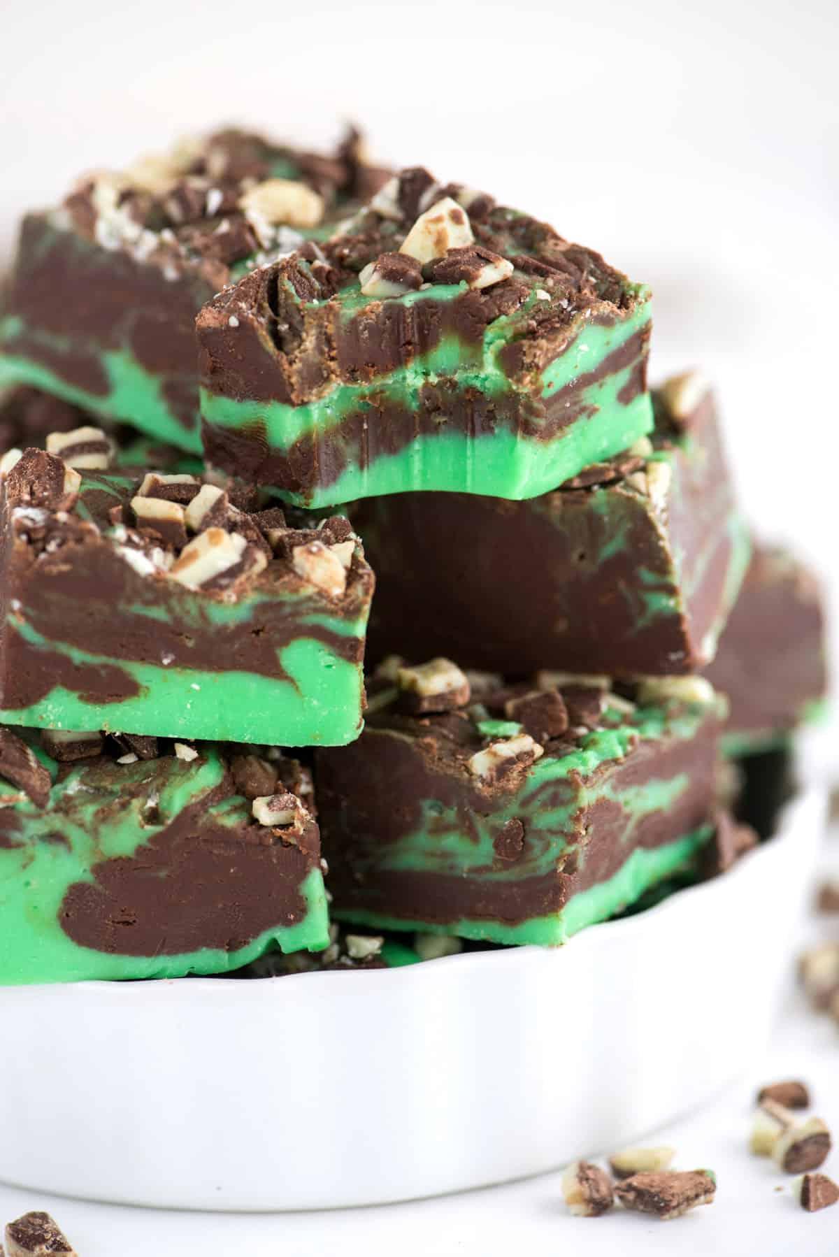 Si può congelare il fudge? 13 mint chocolate fudge cut into squares displayed in white container