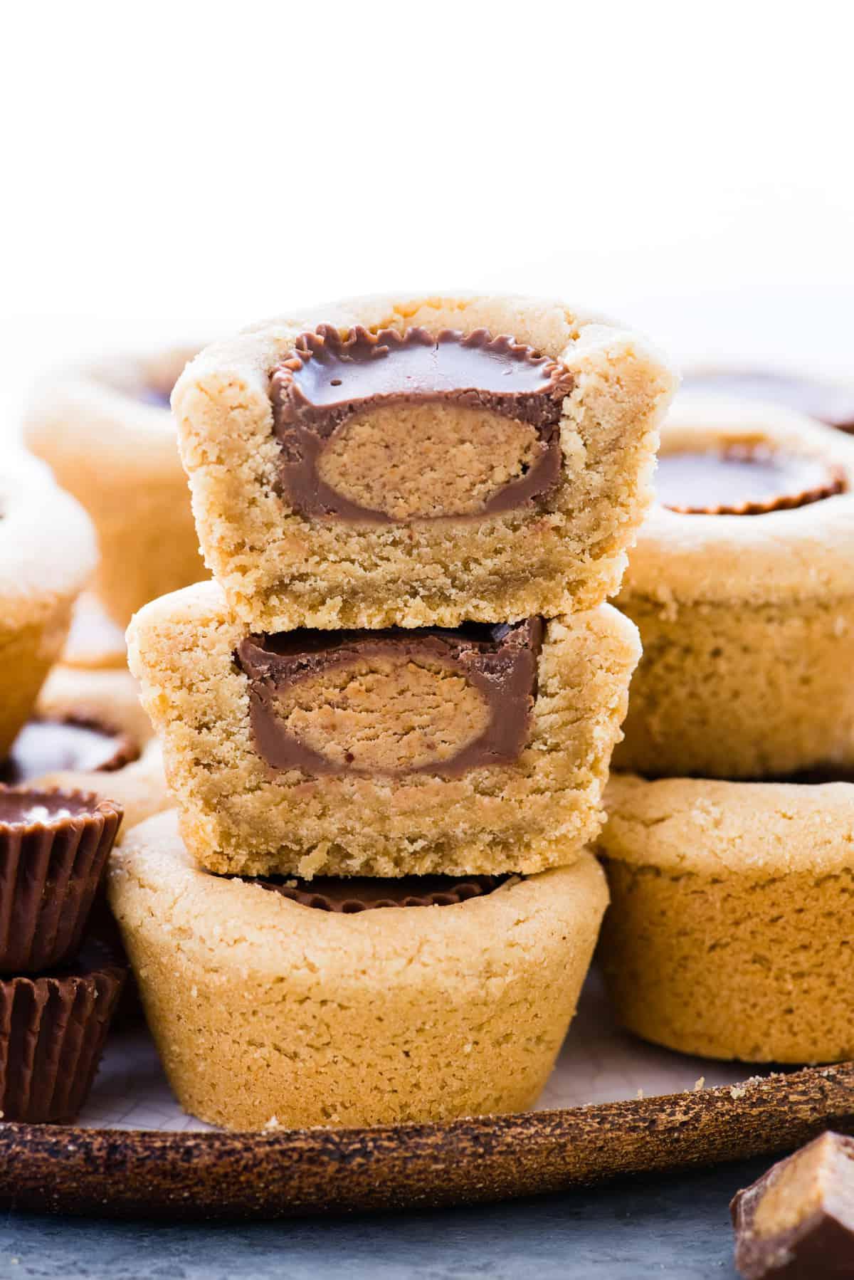 Biscotto al Burro d'Arachidi e Cioccolato 3 Biscotti appena sfornati con Reese's al centro