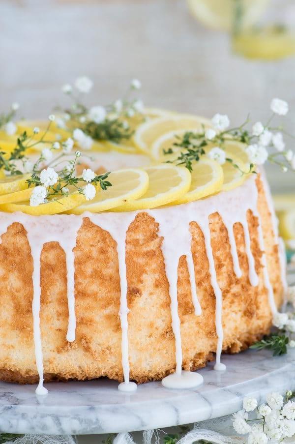 Primo piano ravvicinato di una Torta Angel Food al limone glassata su un'alzatina