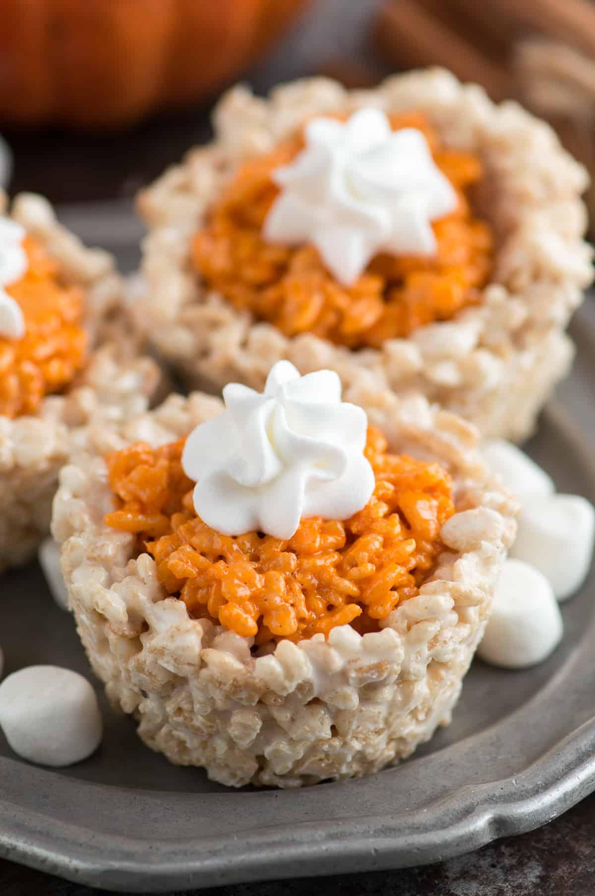 **Mini Dolcetti di Riso Soffiato Gusto Torta di Zucca** 3 Dolcetto Rice Krispies a forma di mini crostatina di zucca su un piatto di metallo