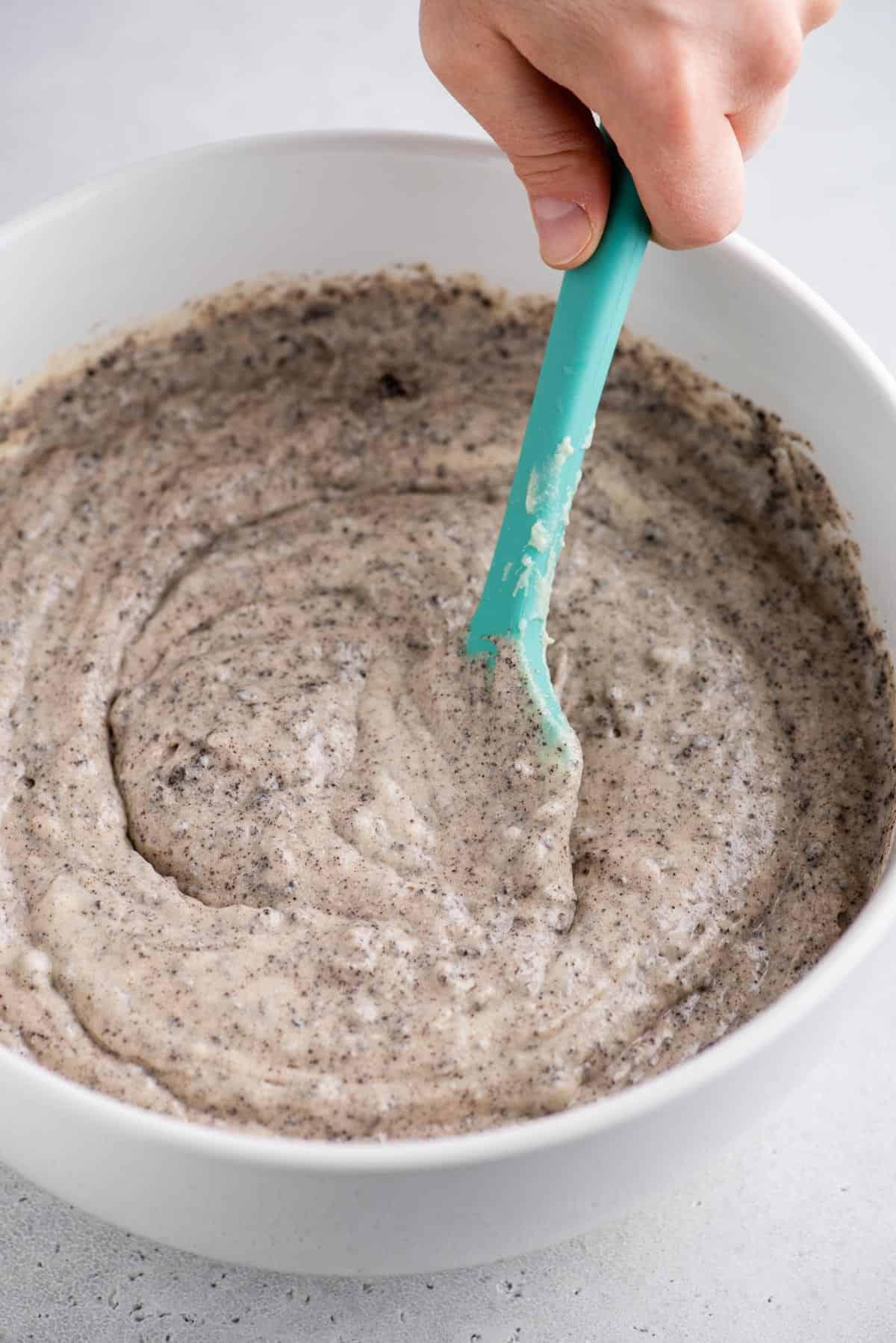 Questa torta Oreo fatta in casa è umida, ricca di sapore cookies-and-cream ed è più facile da fare di quanto tu possa pensare. Una torta a strati in stile pasticceria, fatta in casa! Miscelare l'impasto della torta Oreo in una grande ciotola
