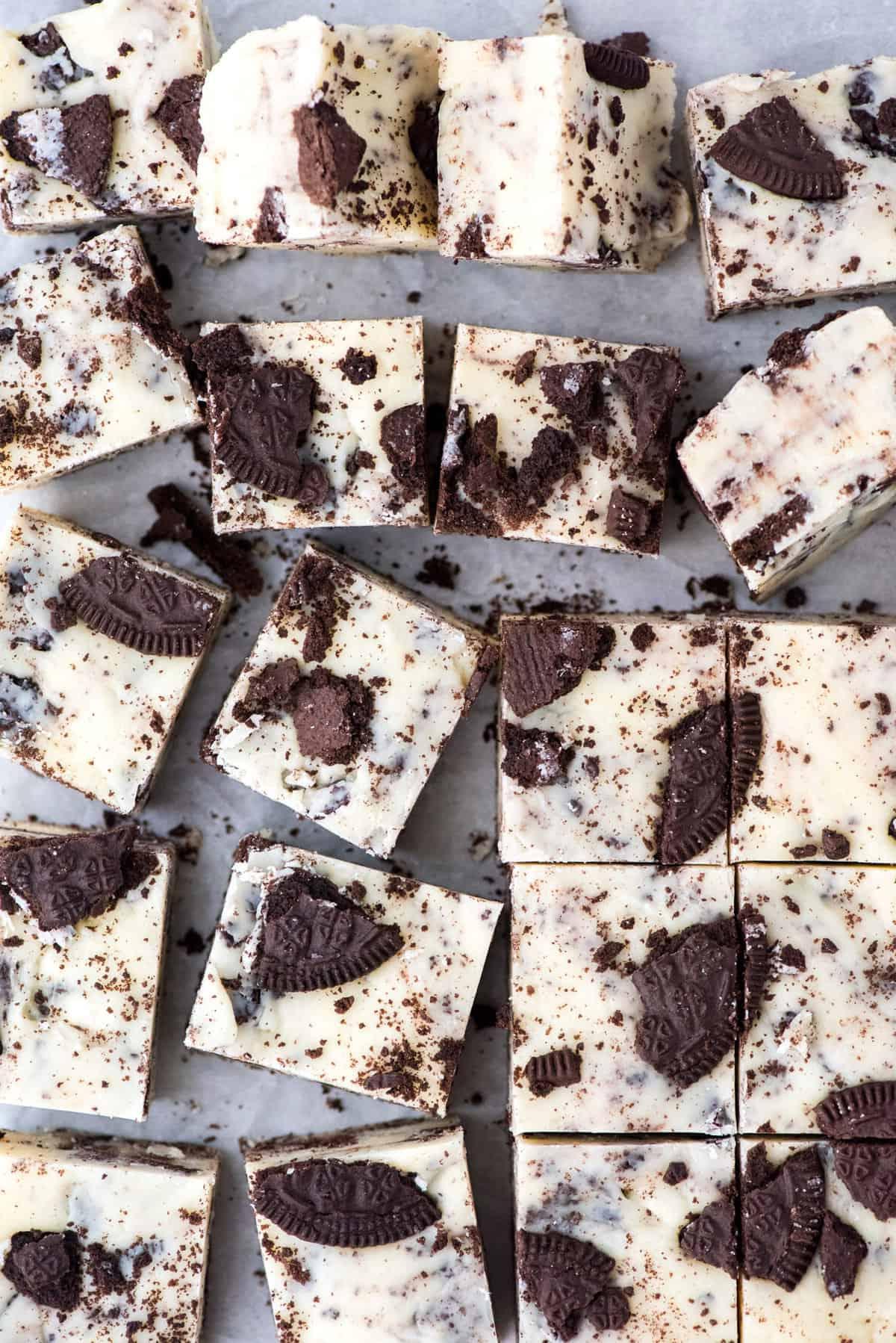 Si può congelare il fudge? 3 slices of oreo fudge arranged in a grid