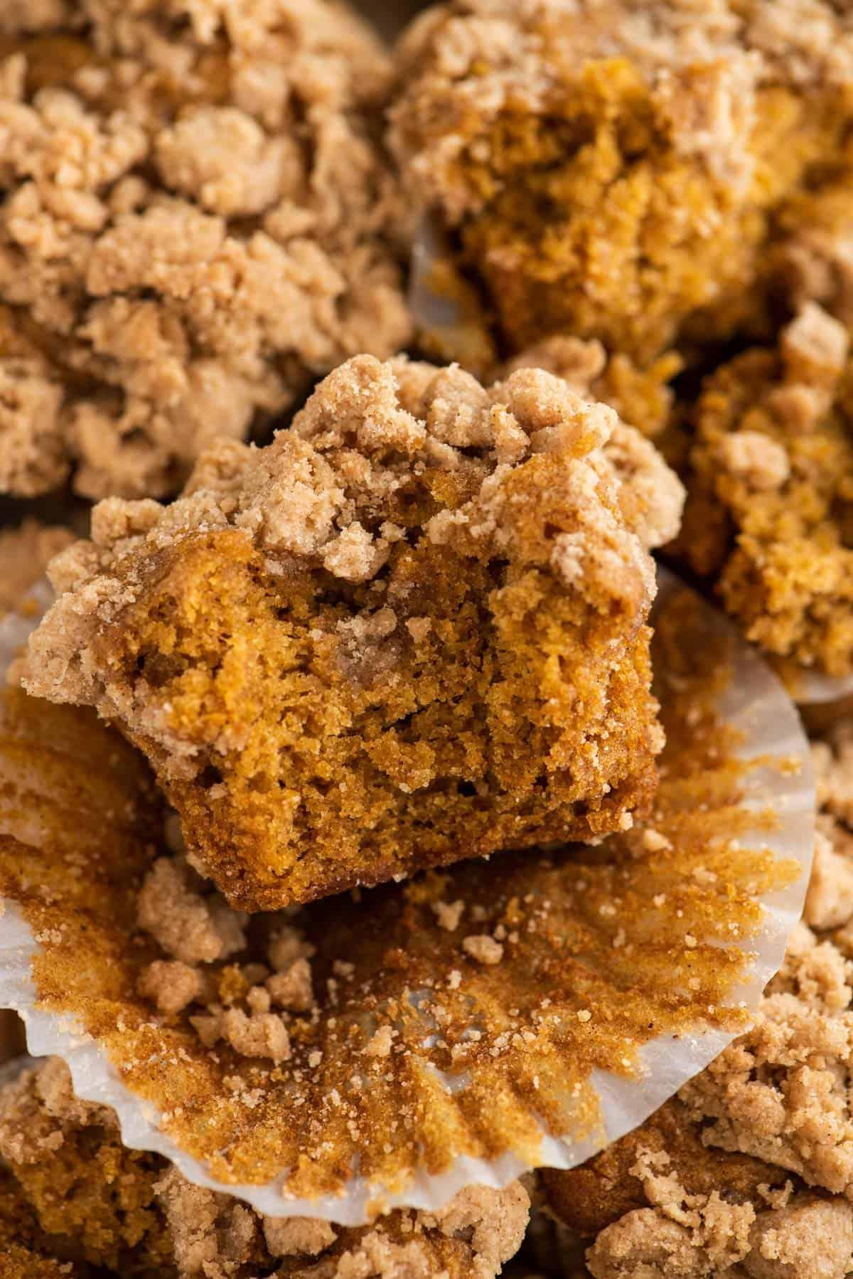 Muffin alla Zucca e Streusel Senza Glutine 3 Un singolo muffin di zucca con topping di streusel con un morso preso