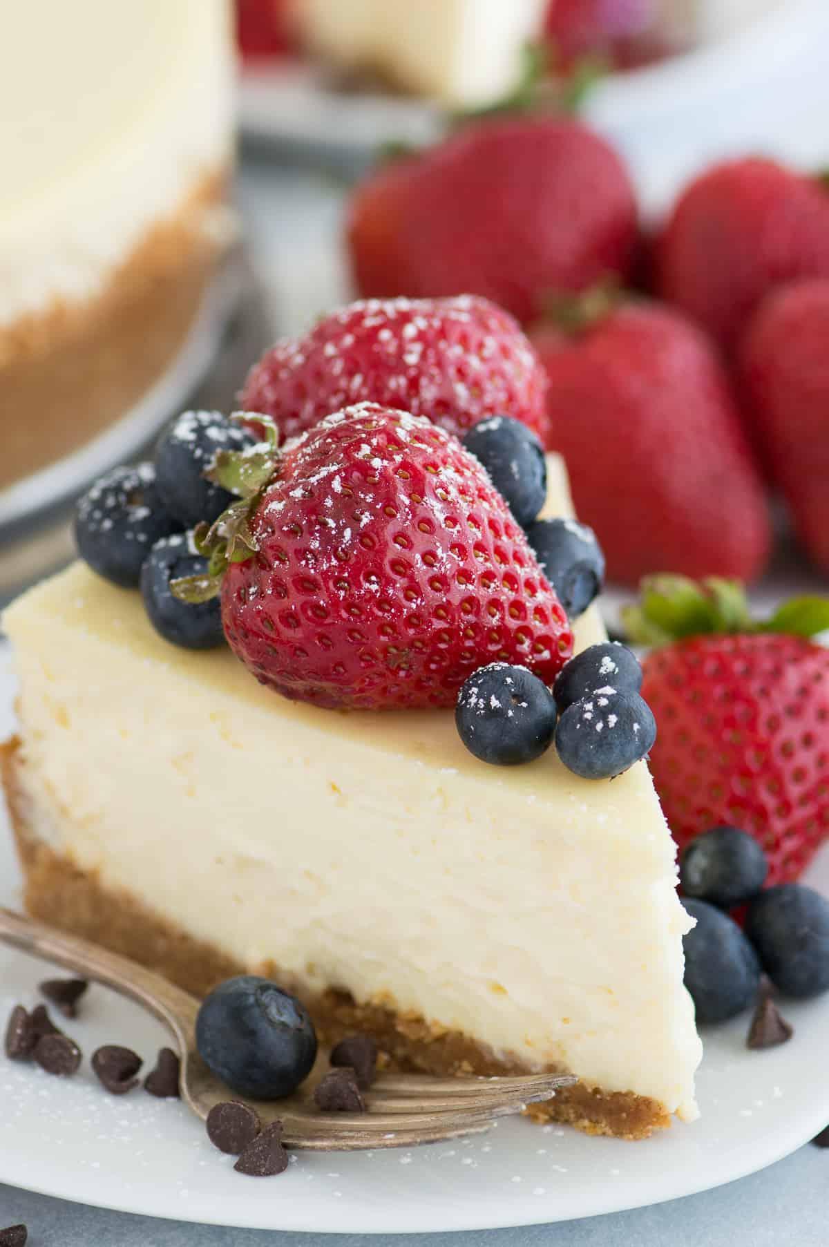 Una torta cheesecake classica perfetta con una base di biscotti graham croccante. Se ami la cheesecake, questa è senza dubbio la migliore cheesecake classica fatta in casa che tu possa provare!