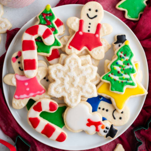 Glassa Reale senza Polvere di Meringa 23 una collezione di biscotti di zucchero decorati con ghiaccia reale a tema natalizio su un piatto bianco