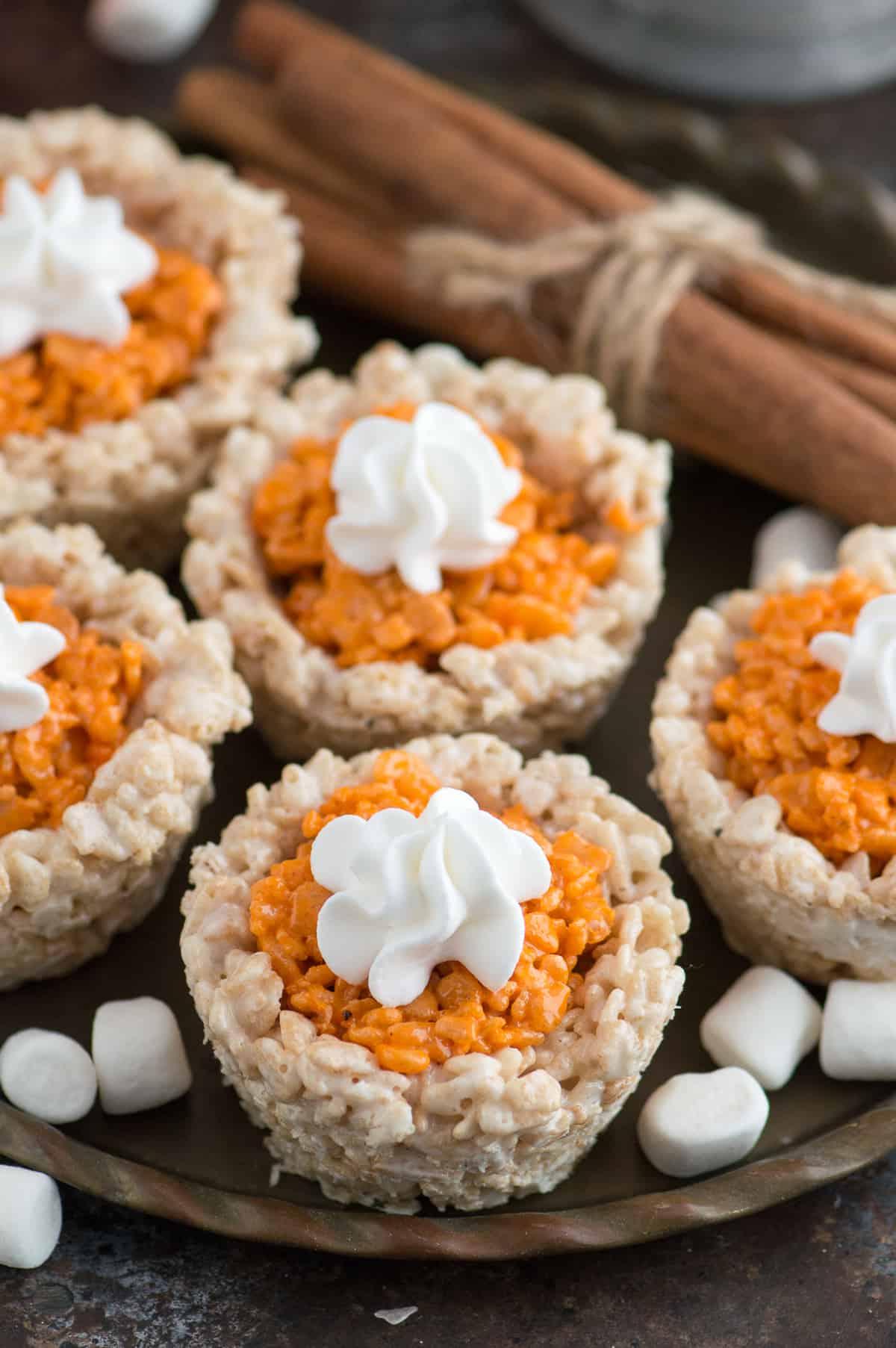 **Mini Dolcetti di Riso Soffiato Gusto Torta di Zucca** 4 Dolcetti Rice Krispies a forma di mini crostatine di zucca su un piatto di metallo