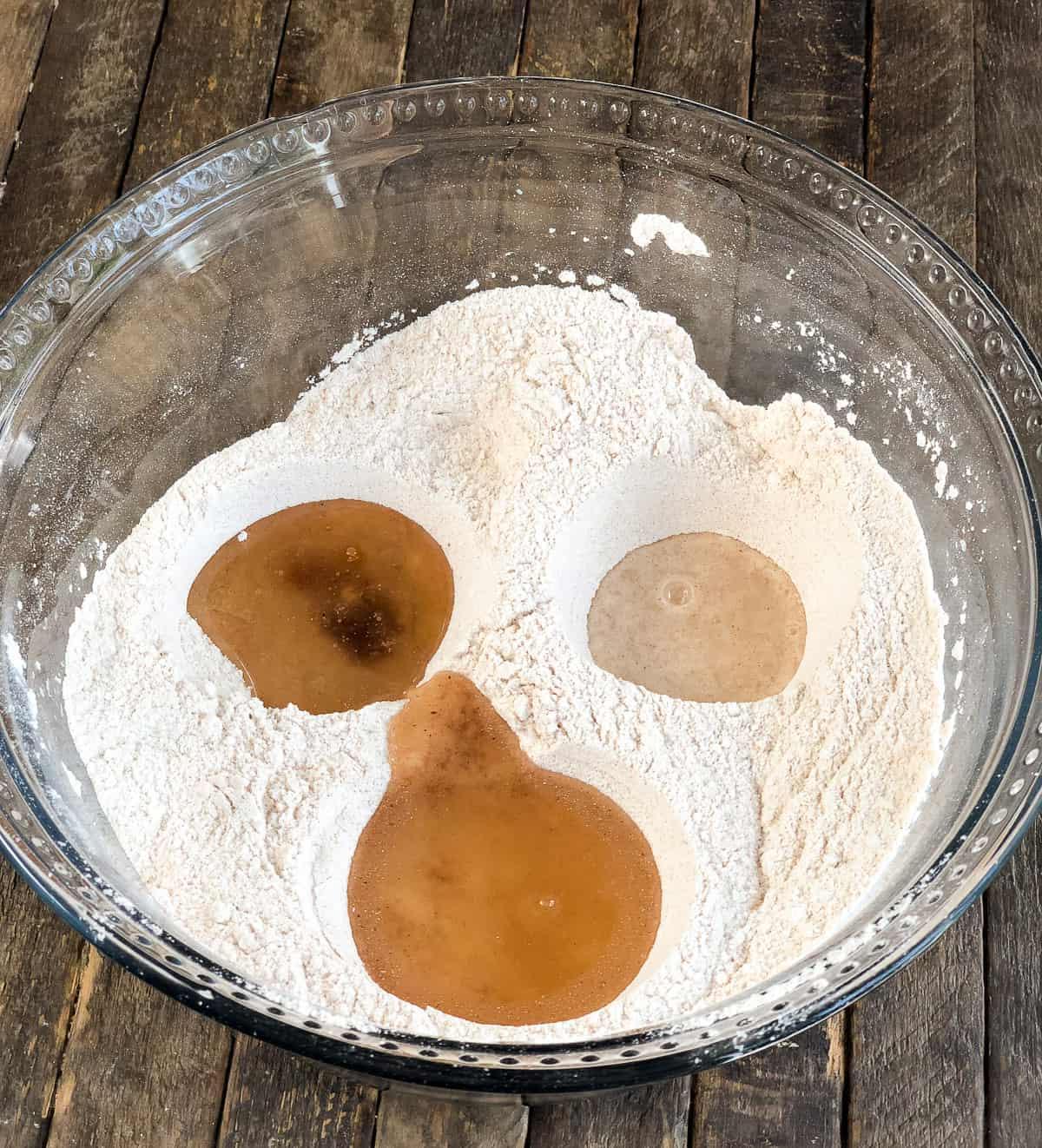 Questa torta speziata alla cannella è una ricetta autunnale incredibile! Conosciuta anche come 'wacky cake', è realizzata senza uova, latte o burro. È la torta autunnale preferita dalla nostra famiglia perché è così facile! La base di una torta speziata alla cannella, pronta per essere glassata.