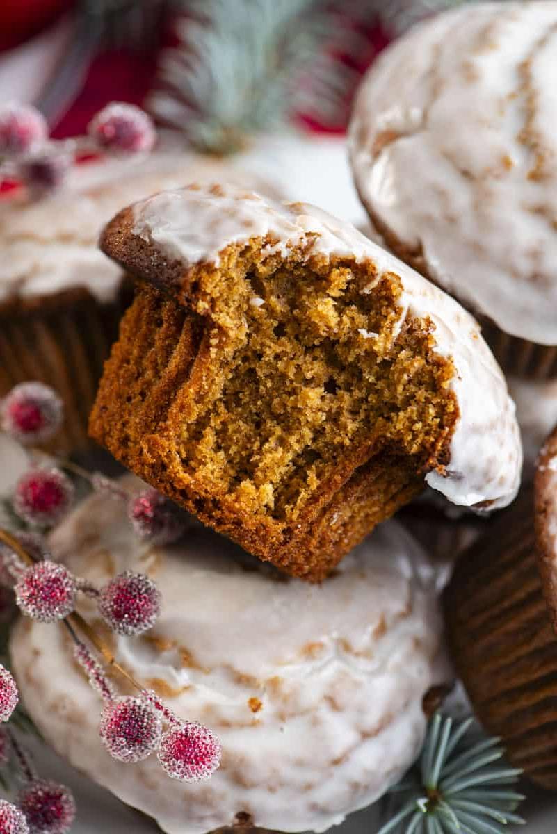 Muffin al pan di zenzero 4 Muffin al pan di zenzero con un morso mancante, guarnito con bacche rosse zuccherate