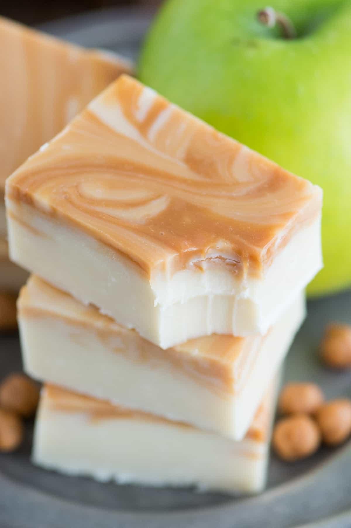 Una delle migliori prelibatezze autunnali: il fudge mela e caramello fatto in casa! Questo fudge ricorda quelle deliziose caramelle verdi mela e caramello! Così buono e appagante!