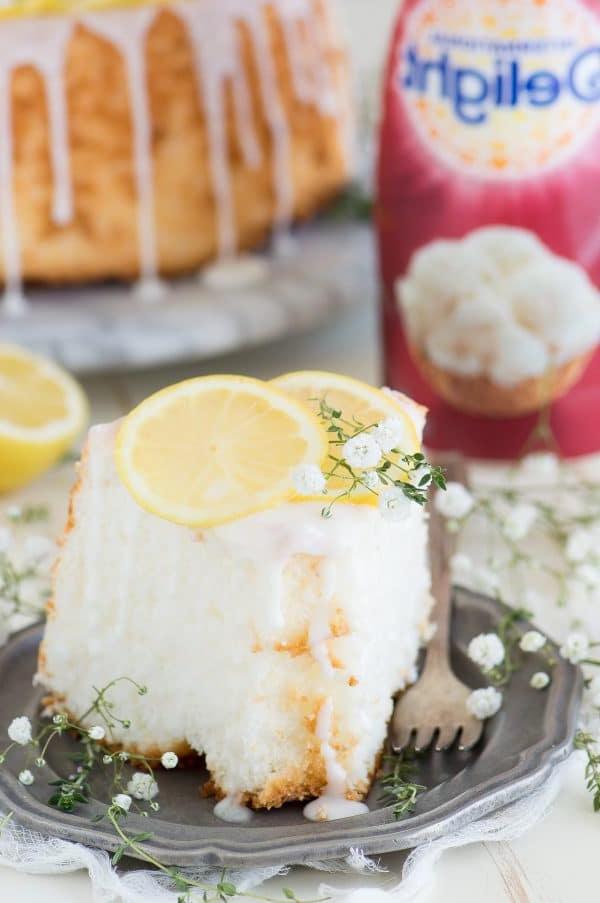 Torta Angel Food al limone glassata, con fette di limone adagiate sopra e decorazioni