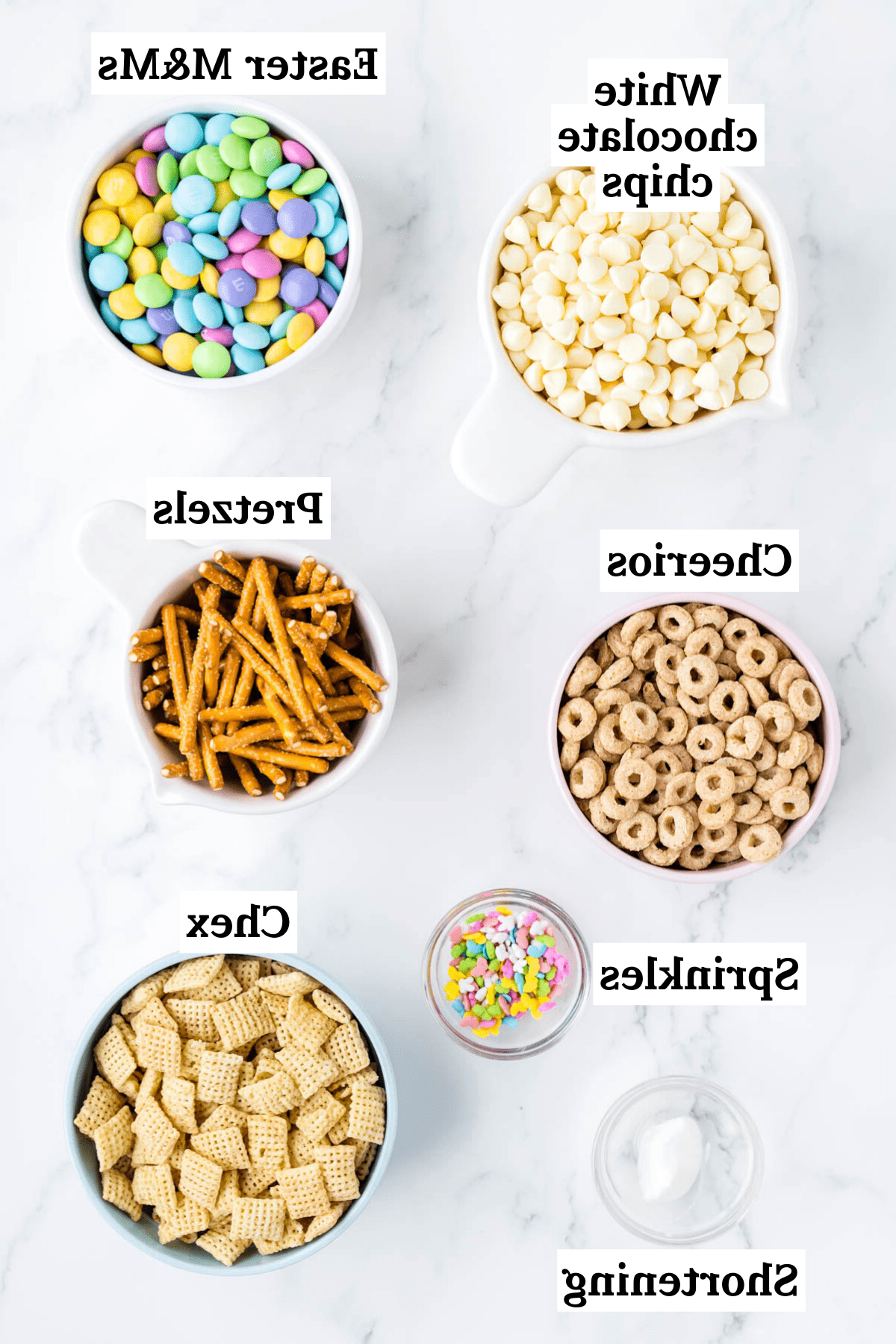 Esca per conigli 4 Ingredienti per 'Bunny Bait' inclusi cereali Chex di riso, Cheerios al miele e noci, bastoncini di pretzel, M&M's di Pasqua, gocce di cioccolato bianco, burro vegetale e codette pasquali