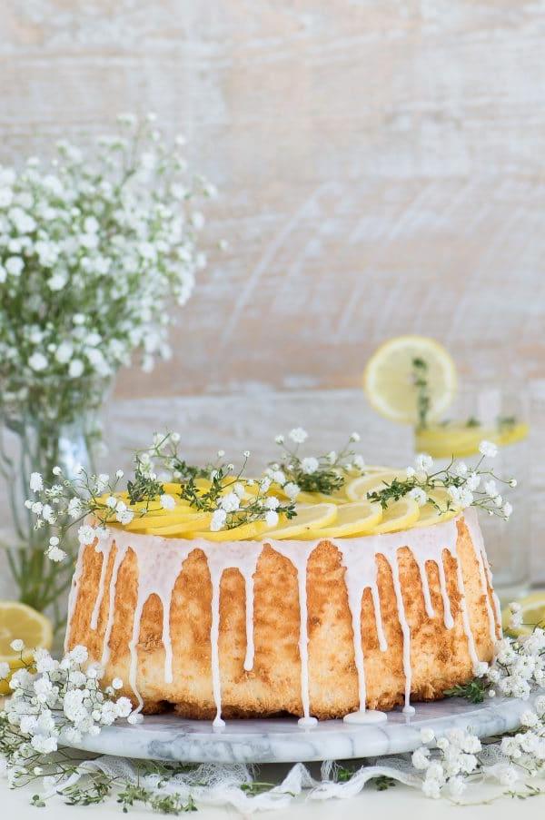 Primo piano di glassa bianca che scende sui lati di una Torta Angel Food