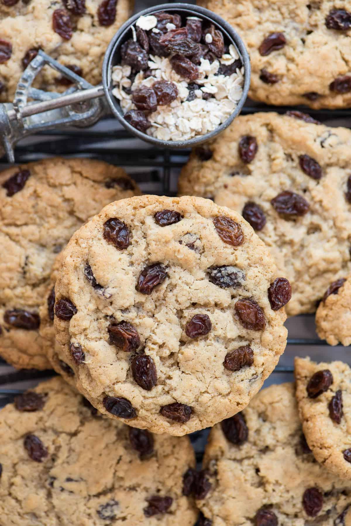 Biscotti all'avena e uvetta fatti in casa 5 Biscotti avena e uvetta impilati uno sull'altro