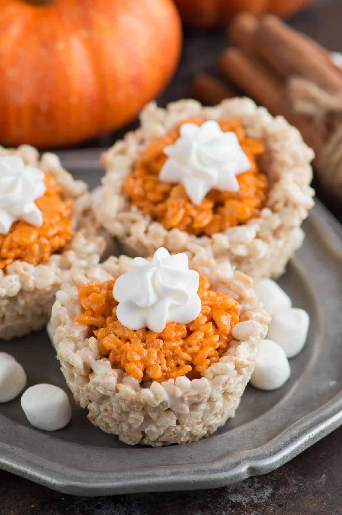 **Mini Dolcetti di Riso Soffiato Gusto Torta di Zucca** 5 Dolcetti Rice Krispies a forma di mini crostatine di zucca su un piatto di metallo