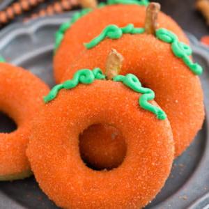 Ciambelle alla Zucca 5 Semplici ciambelle di zucca al forno che sanno e assomigliano a piccole zucche! Queste ciambelle aggiungono un tocco autunnale!