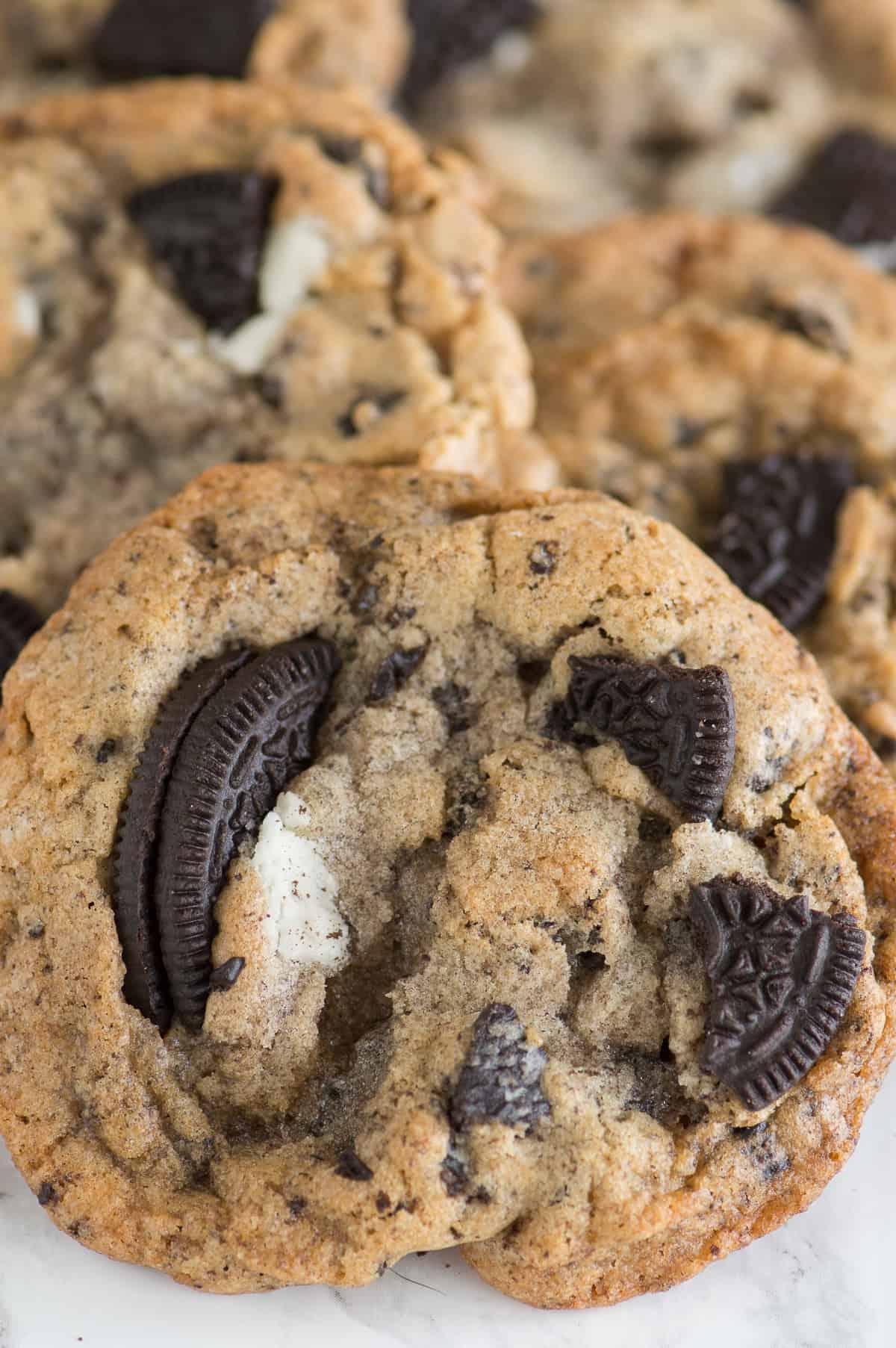 Questi biscotti sono carichi di ben 3 tazze di Oreo tritati! Sono alcuni dei migliori biscotti Oreo o cookies & cream che abbiamo mai provato! Croccanti all'esterno e meravigliosamente gommosi all'interno!