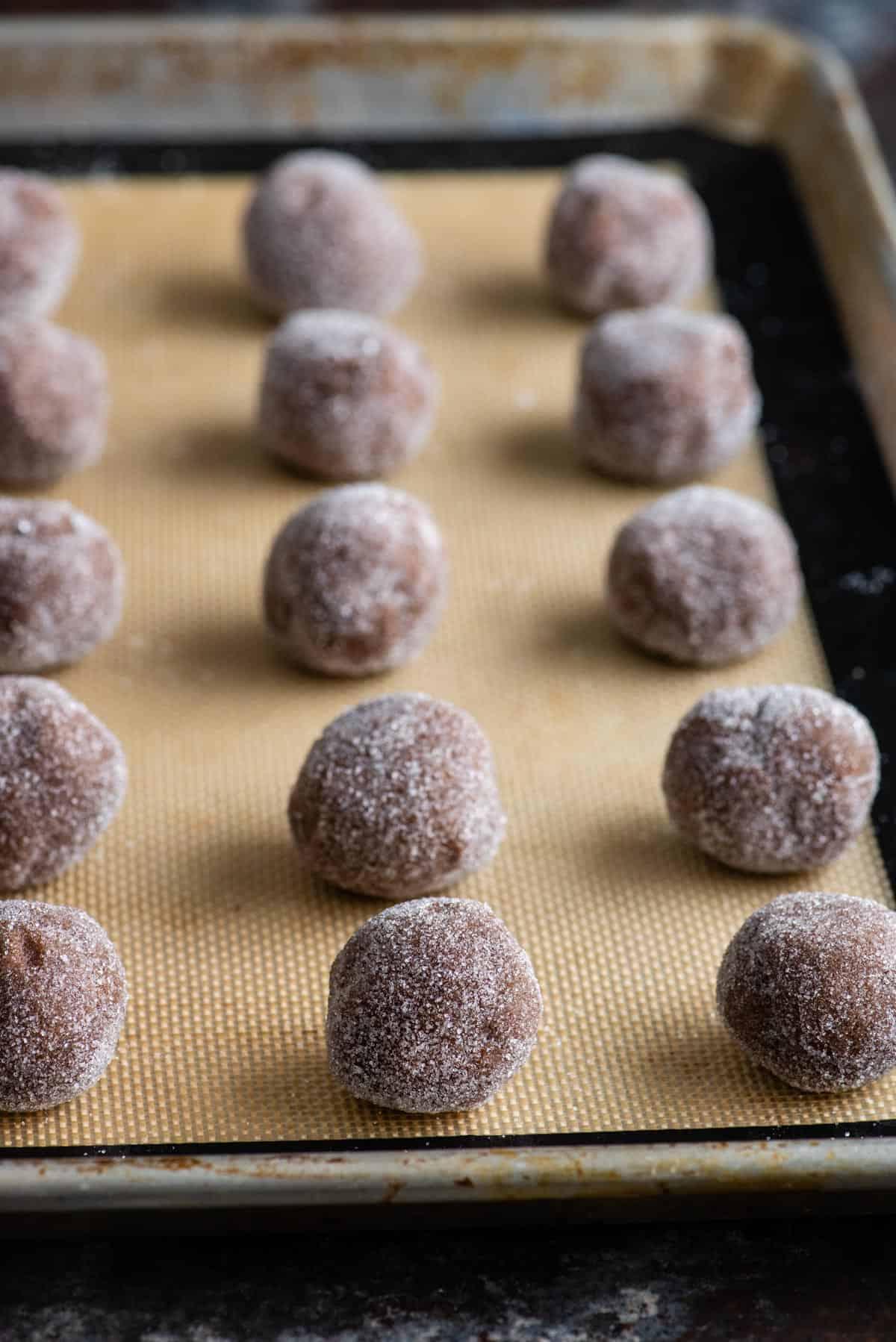 Morbidi biscotti al cioccolato sormontati da un bacio di cioccolato, glassa e zuccherini, questi Biscotti Cappello da Strega sono un dessert di Halloween facile. Palline di impasto di biscotti al cioccolato rotolate nello zucchero