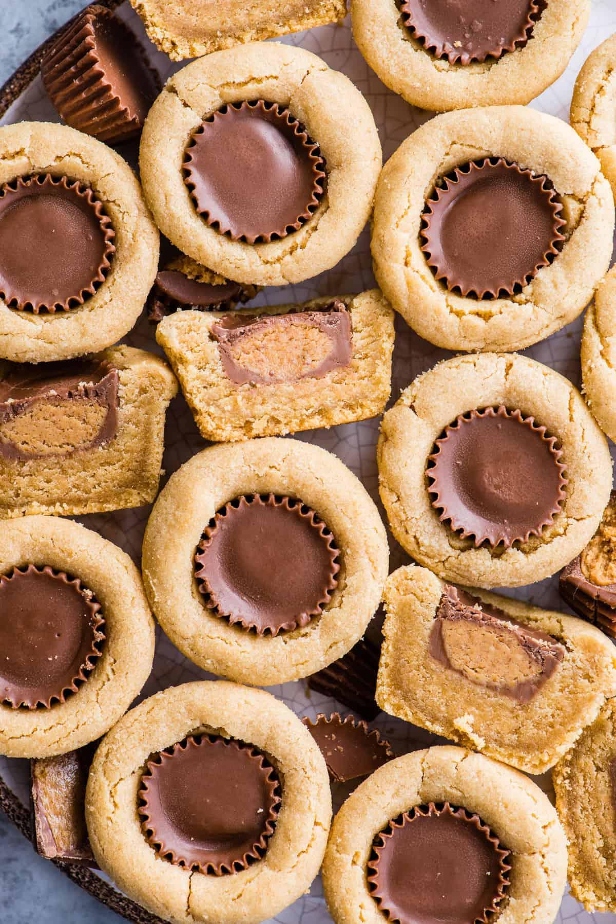 Biscotto al Burro d'Arachidi e Cioccolato 6 Biscotti finiti su una gratella di raffreddamento