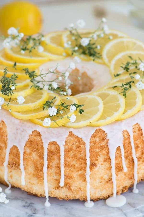 Una fetta di Torta Angel Food al limone su un piatto con guarnizioni