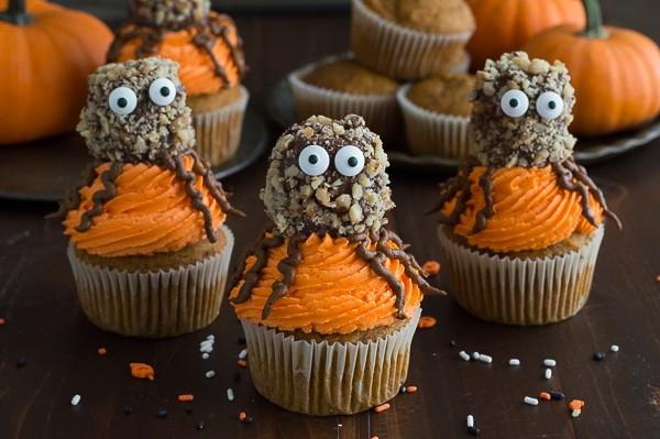 Cupcake ragno di zucca e noci finiti, un perfetto dolcetto di Halloween.