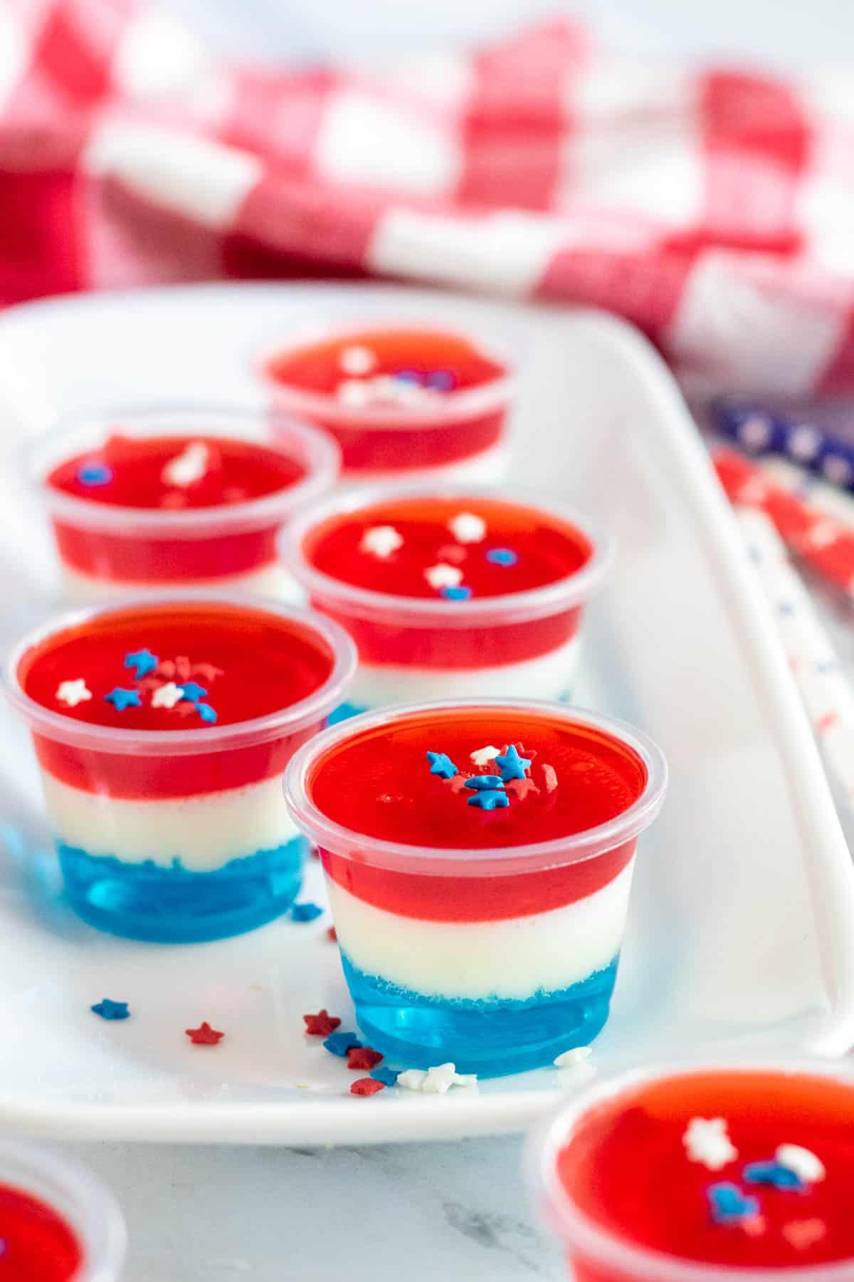 Shot di Gelatina Rossi, Bianchi e Blu con Vodka 6 Vassoio di shot di gelatina del 4 Luglio con vodka