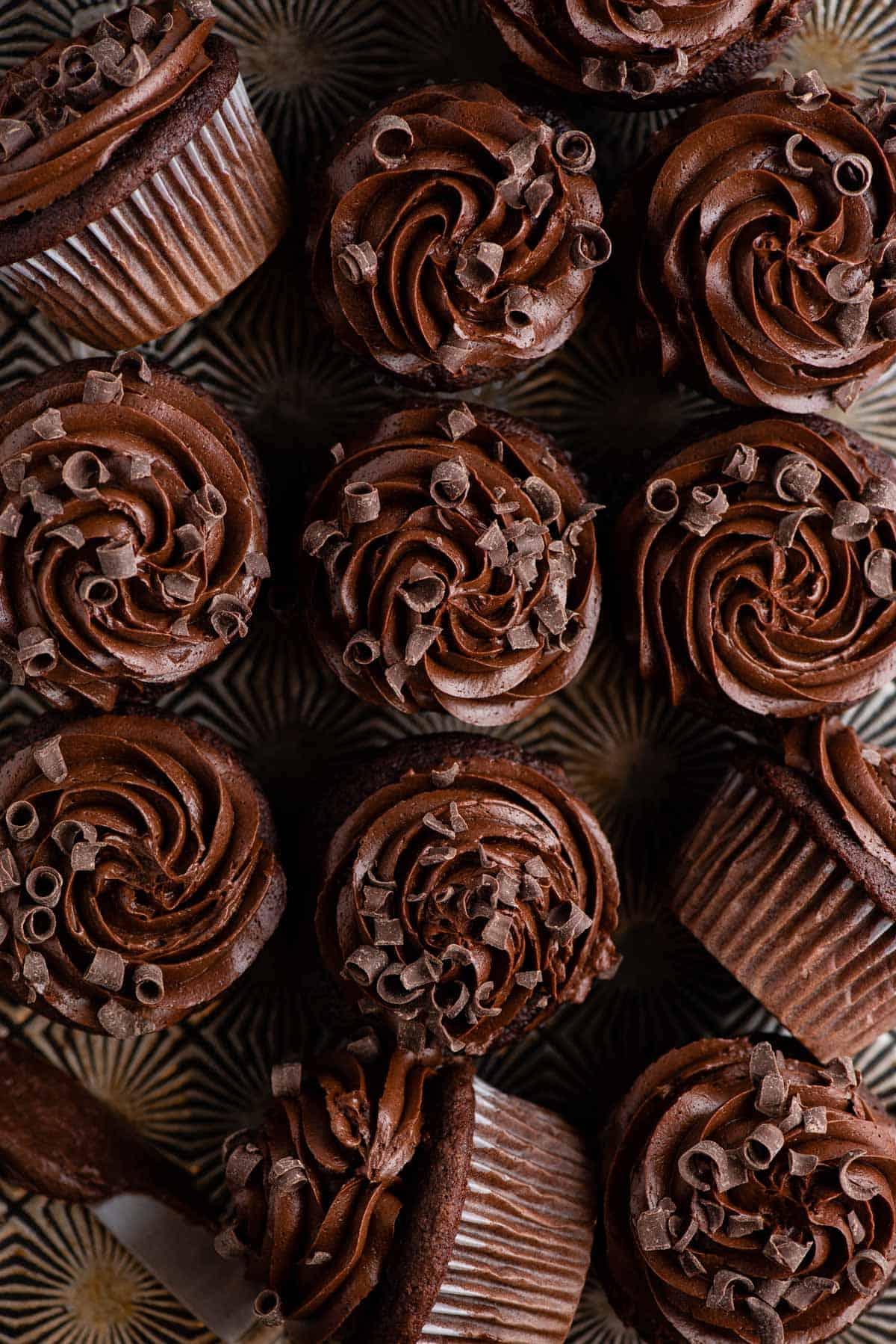 Cupcakes al cioccolato 6 Vista aerea di cupcake al cioccolato con glassa al cioccolato disposti a griglia su superficie metallica