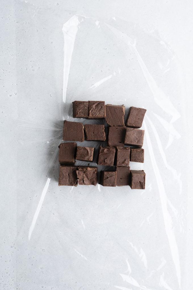 Si può congelare il fudge? 6 chocolate fudge on top of plastic wrap