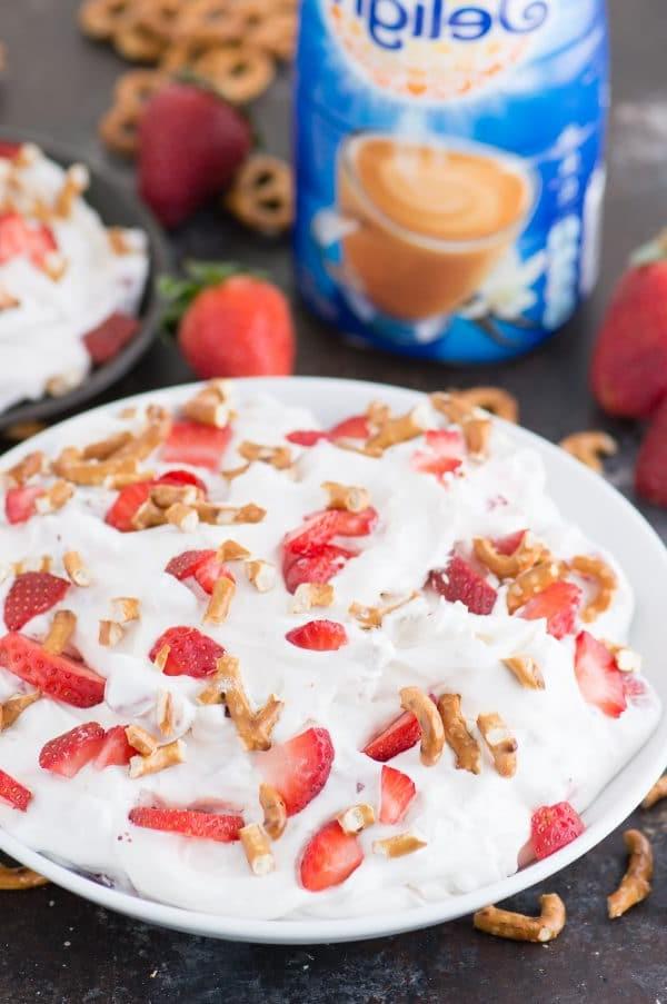Insalata Soffice di Fragole e Salatini 6 Una presentazione elegante e artistica dell'Insalata Dolce Fragole e Pretzel, evidenziando la sua bellezza visiva e la sua natura di dessert perfetto e rinfrescante per ogni occasione speciale estiva.