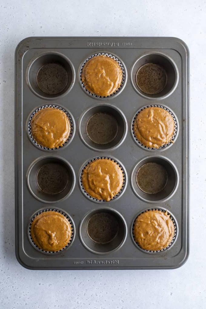 Muffin al pan di zenzero 6 Impasto di muffin al pan di zenzero nello stampo per muffin