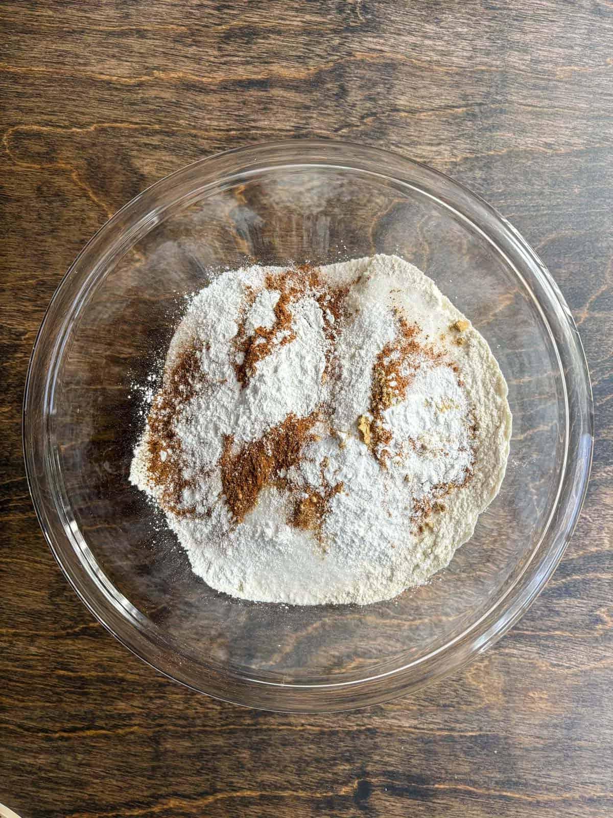 Muffin alla Zucca e Streusel Senza Glutine 6 Passaggio 1: Mescolare gli ingredienti secchi per i muffin di zucca.