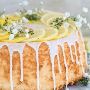 Torta degli Angeli al Limone 7 Torta Angel Food al limone appena tagliata su un piatto bianco