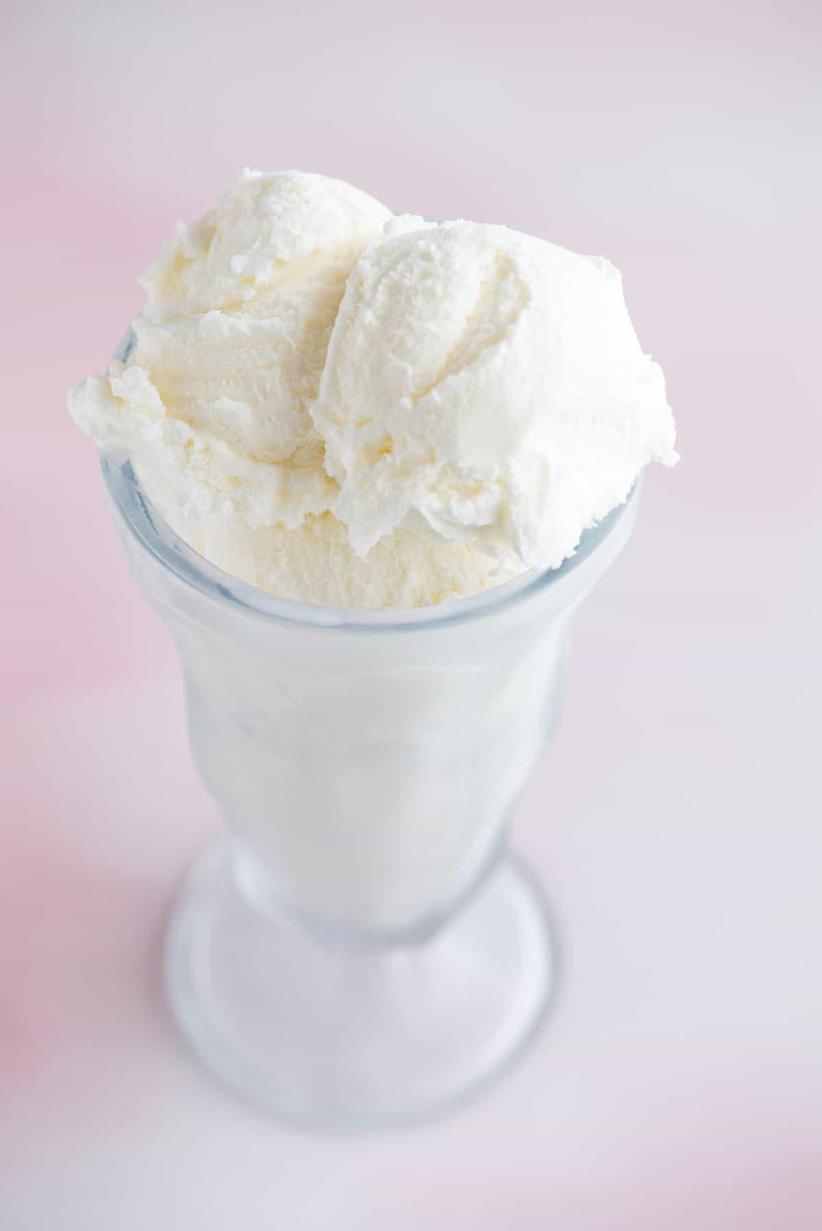 Hot Fudge Sundae 7 Un bicchiere alto pieno di gelato alla vaniglia