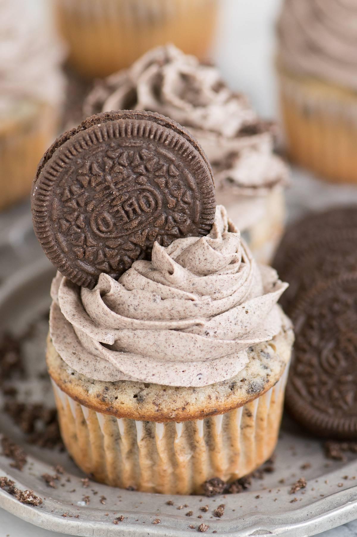 I migliori CUPCAKE COOKIES AND CREAM in assoluto! Con una base di torta cookies and cream e una lussuosa crema al burro cookies and cream. Sono incredibilmente umidi e irresistibili, li ADORIAMO!