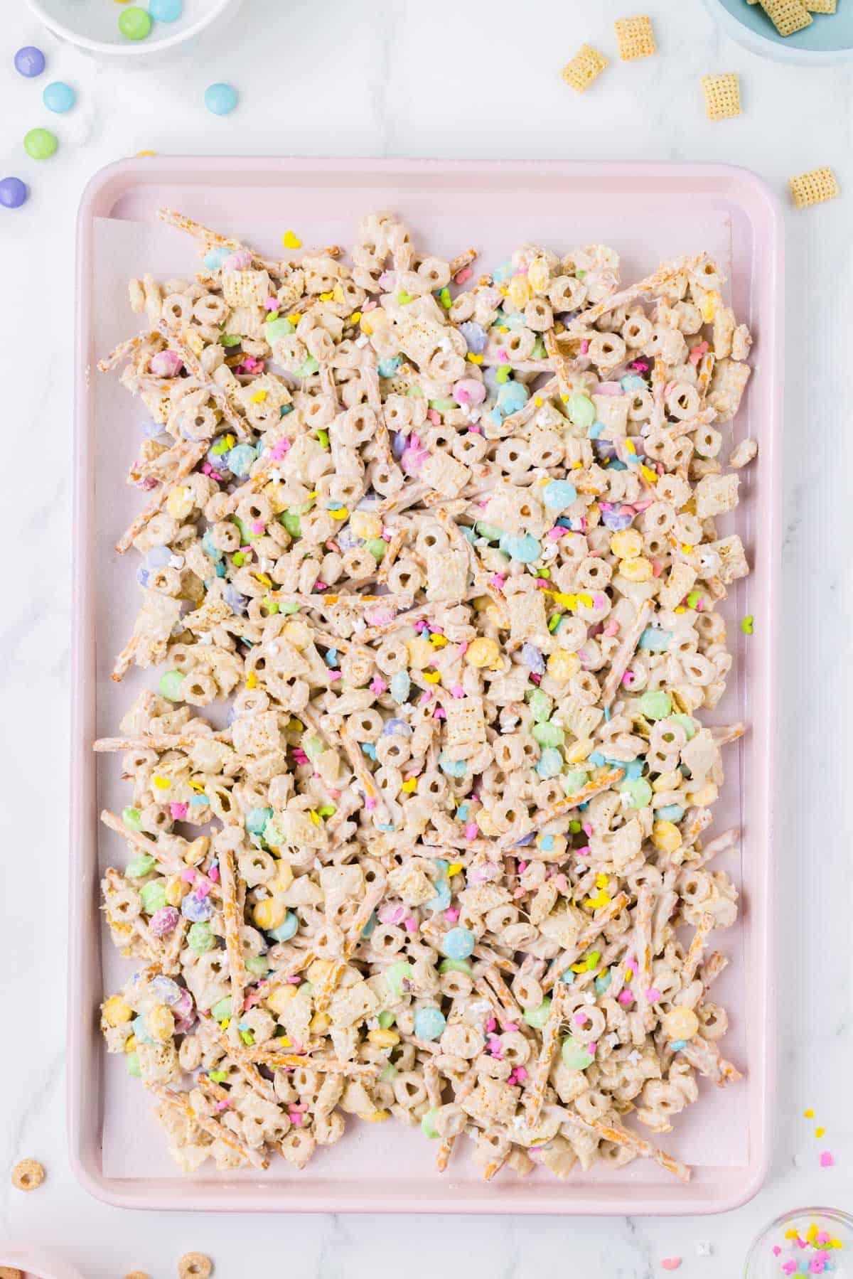 Esca per conigli 8 Snack mix 'Easter Bunny Bait' steso su una teglia rosa