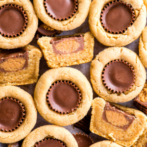 Biscotto al Burro d'Arachidi e Cioccolato 8 Biscotti con Reese's al centro tagliati a metà che mostrano il ripieno