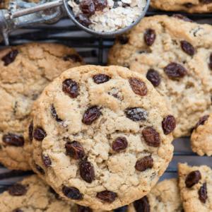 Biscotti all'avena e uvetta fatti in casa 8 Biscotti avena e uvetta freschi su una griglia di raffreddamento