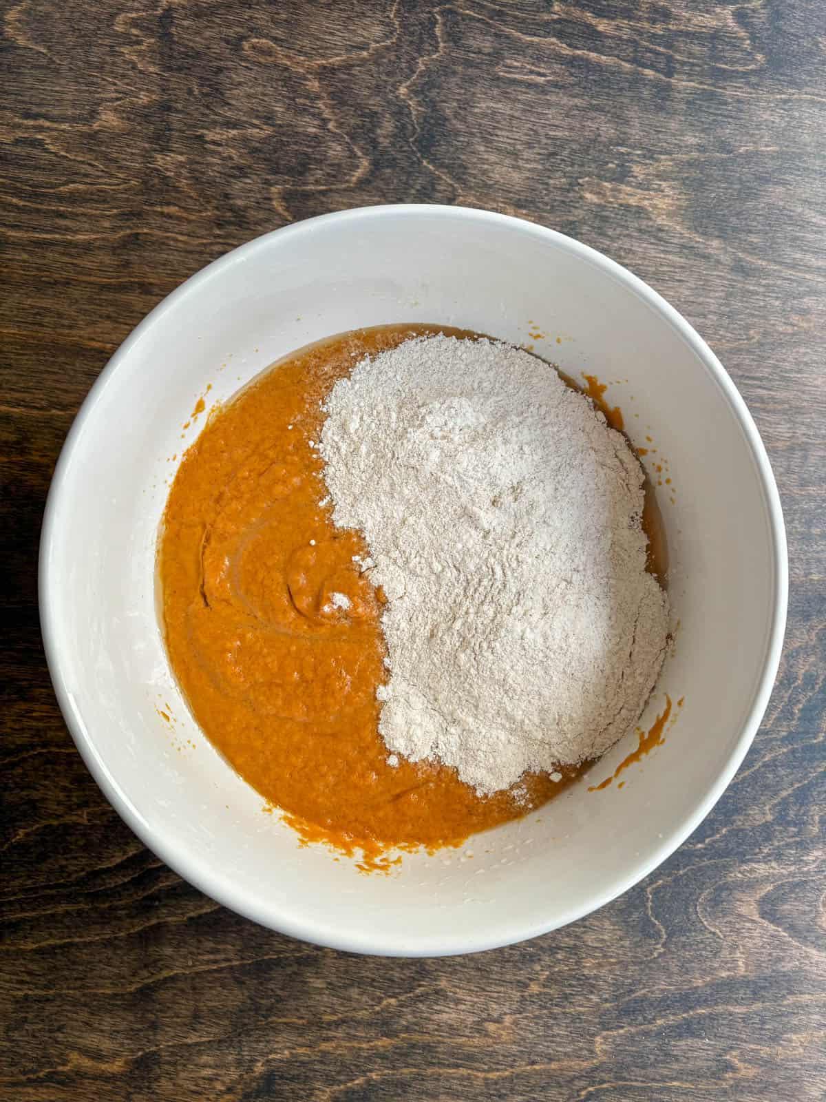 Muffin alla Zucca e Streusel Senza Glutine 8 Passaggio 3: Aggiungere gli ingredienti secchi agli ingredienti umidi per i muffin di zucca.