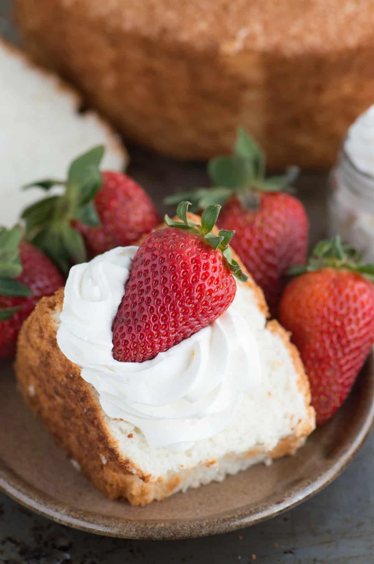 Torta angel food 100% fatta in casa! Questa è la ricetta che tutti ti chiederanno ancora e ancora! Questa ricetta mostra come usare la farina per tutti gli usi invece della farina per torte, e puoi facilmente farla anche senza glutine!