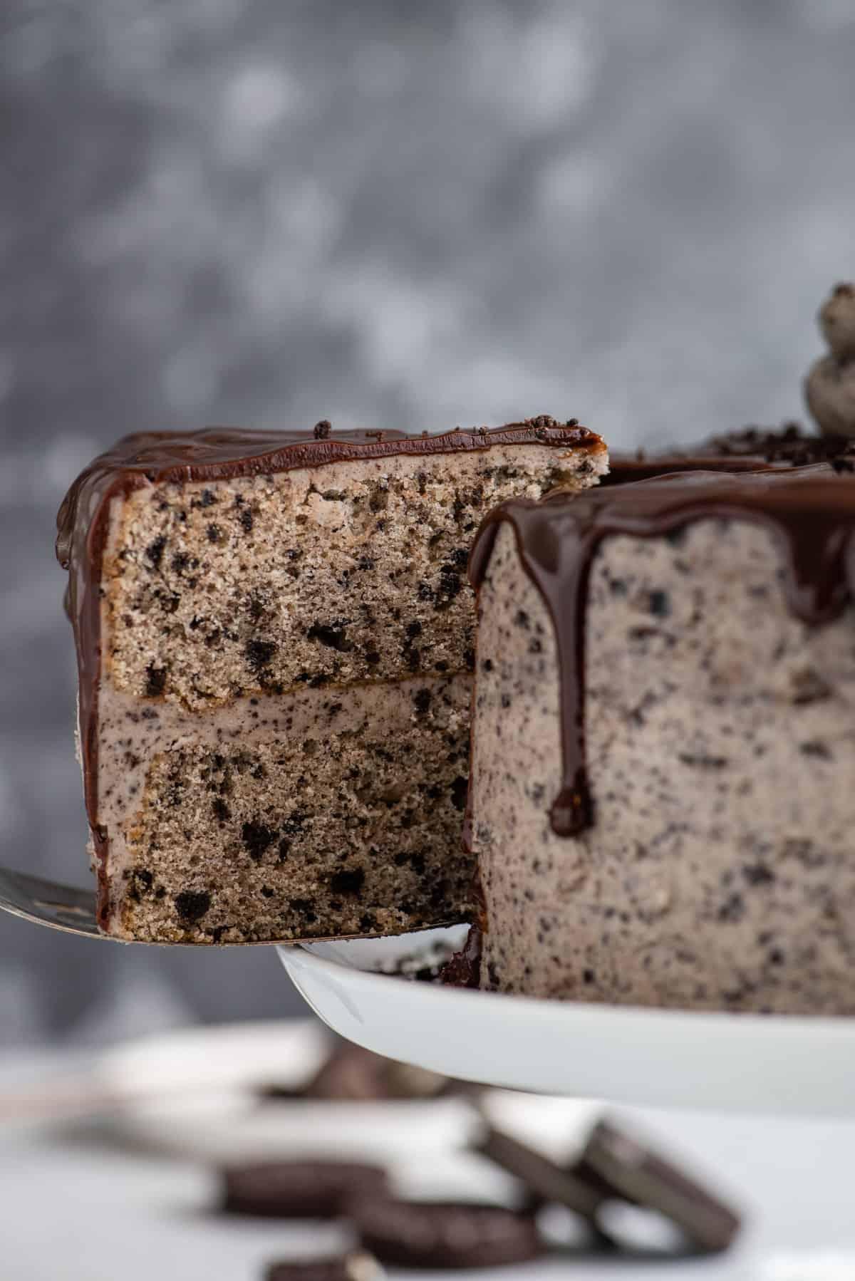 Questa torta Oreo fatta in casa è umida, ricca di sapore cookies-and-cream ed è più facile da fare di quanto tu possa pensare. Una torta a strati in stile pasticceria, fatta in casa! Fetta di torta Oreo rimossa